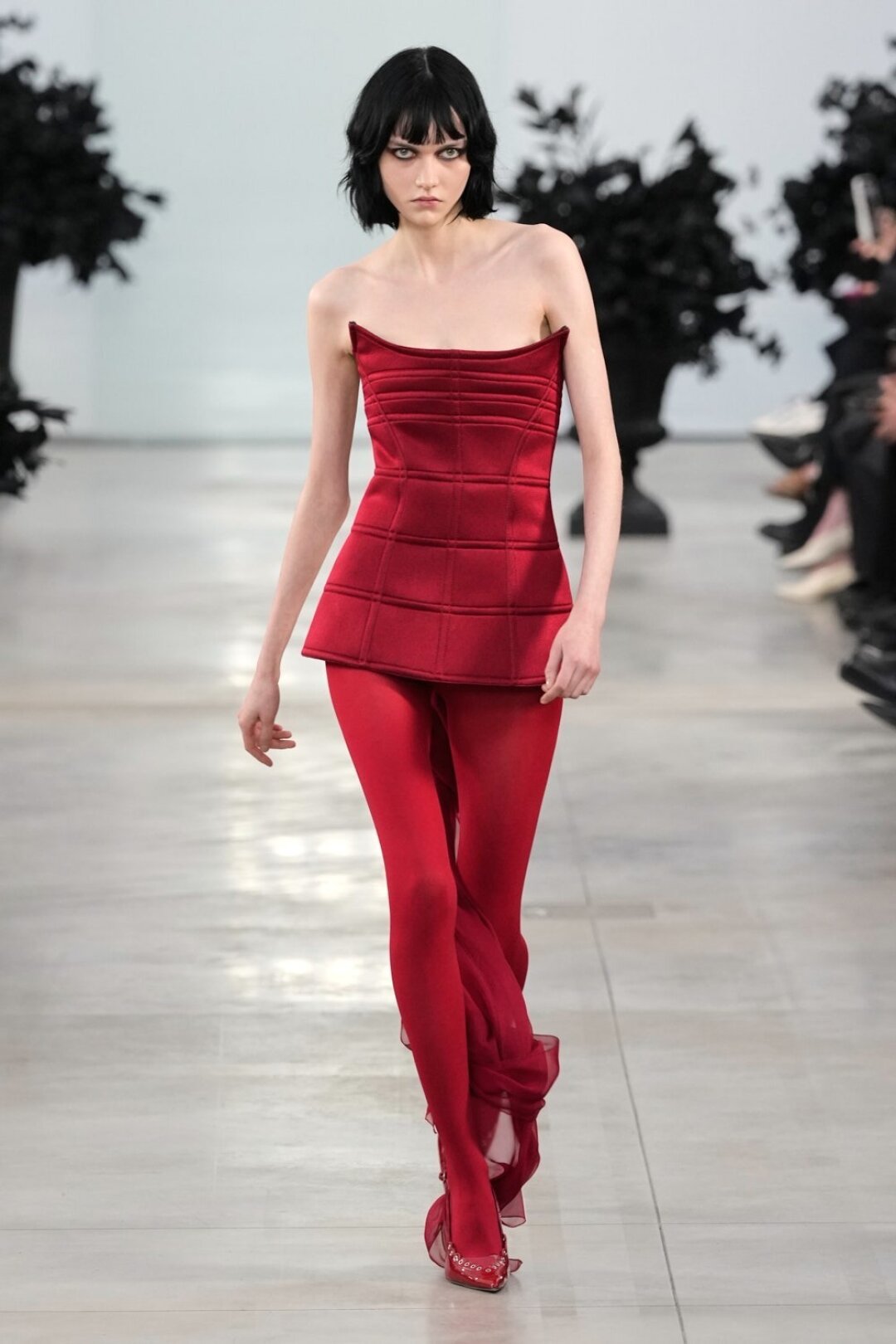 Софья Стейнберг в корсетном алом мини