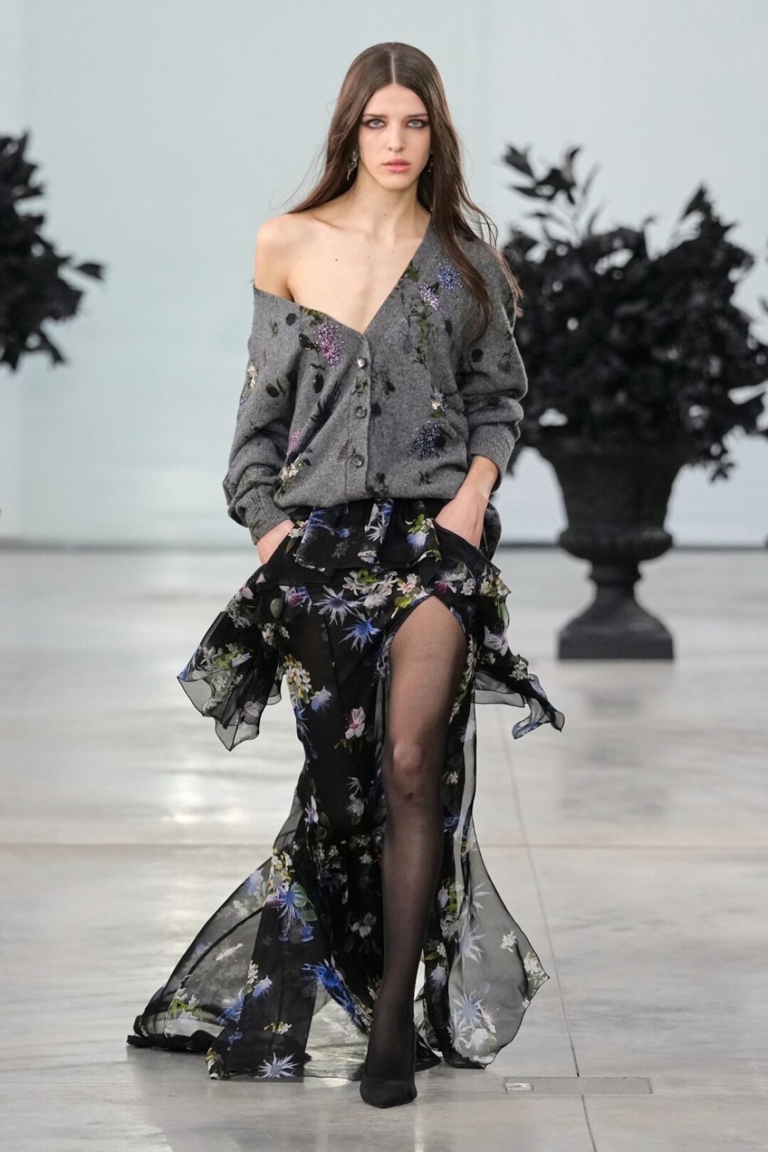 Миксуем летящие юбки вместе с трикотажными кардиганами (Miu Miu кор!), спущенными на одно плечо