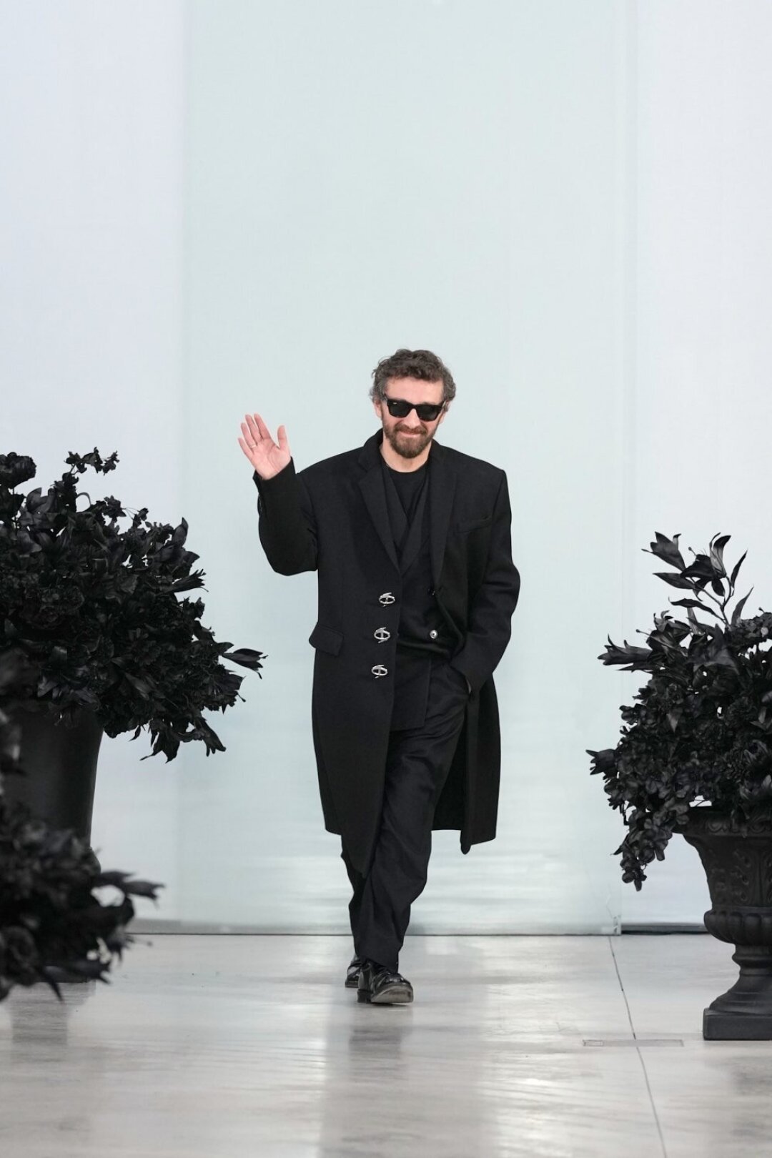 Звезда фэшн-YouTube и экс-стилист Собака.ru Гоша Карцев в беседе с нашим отделом моды вспомнил знаковую вещь Давида Комы, созданную еще в Петербурге