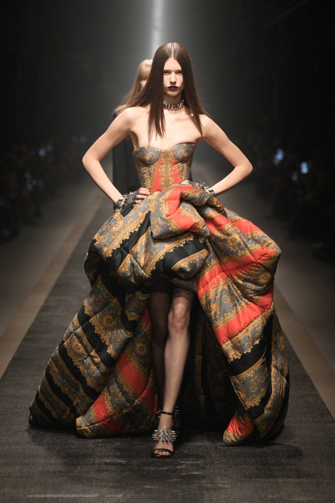 Следующей зимой Донателла Версаче планирует заботливо кутать нас в стеганые одеяла платья