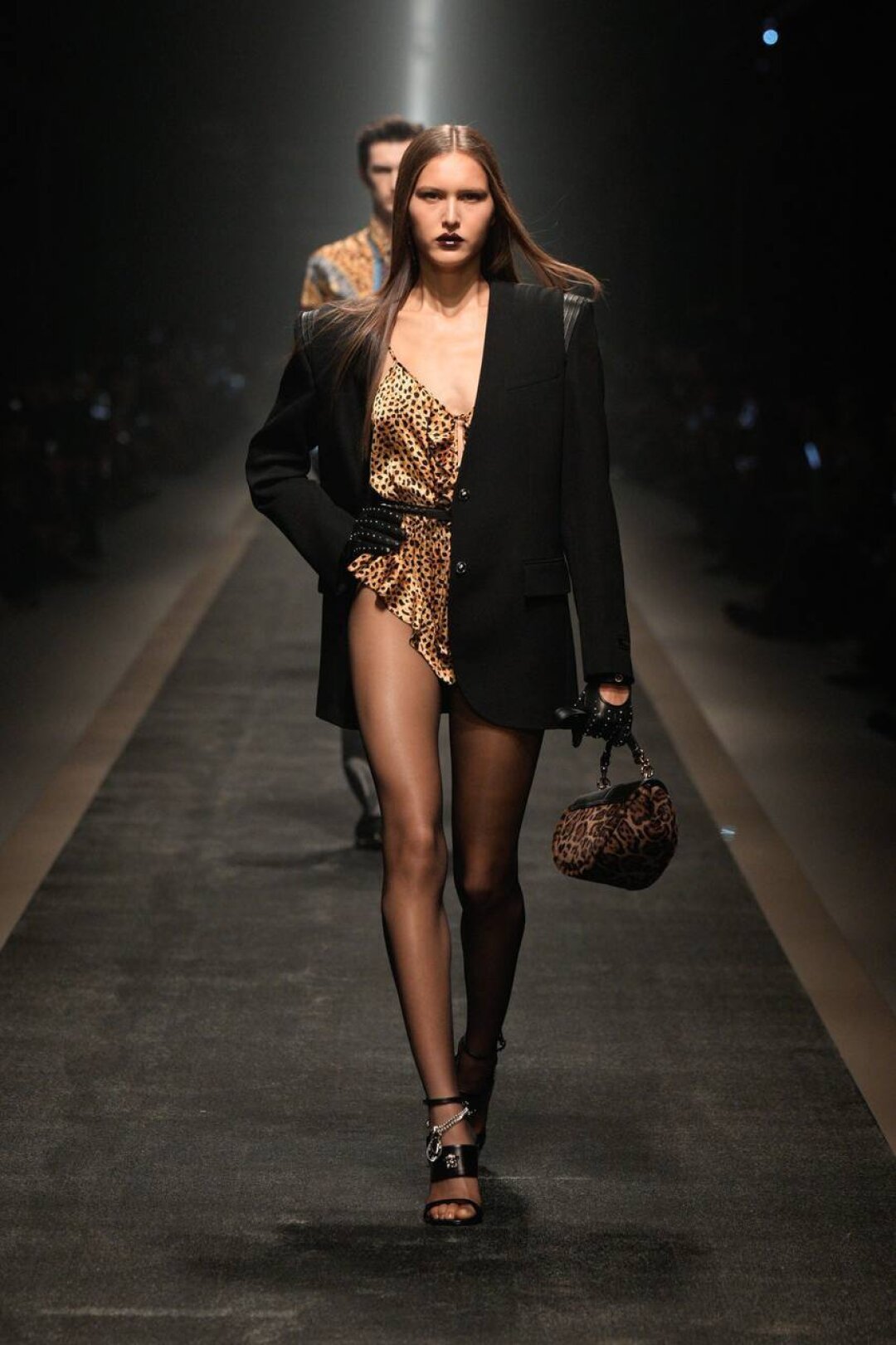 Примеряем бельевые лео-ромперы в паре с маскулинными пиджаками