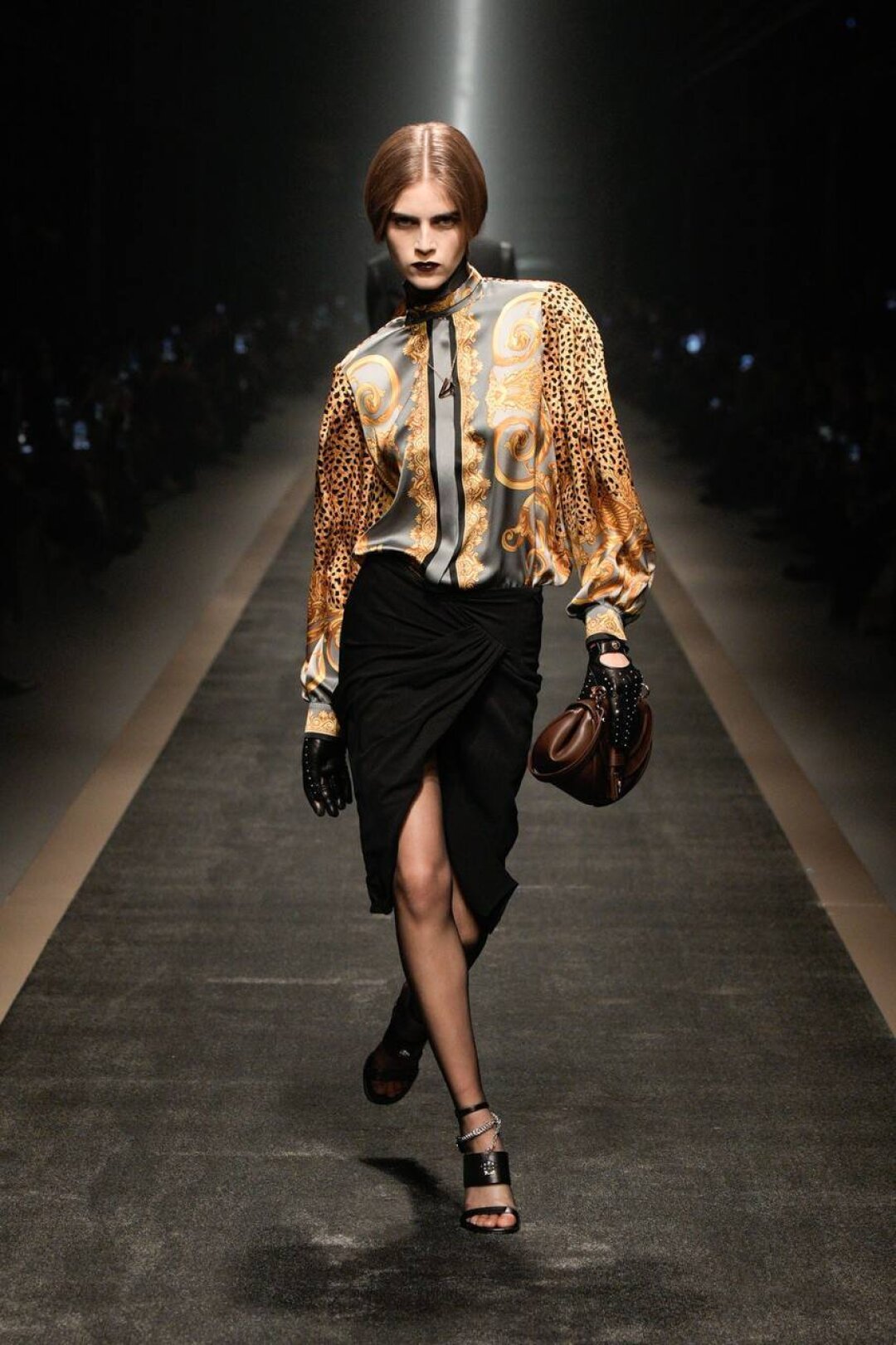 Культовые принты Джанни Версаче вернулись на шелковые ретро-блузы, галстуки, расклешенные юбки и подкадки пальто