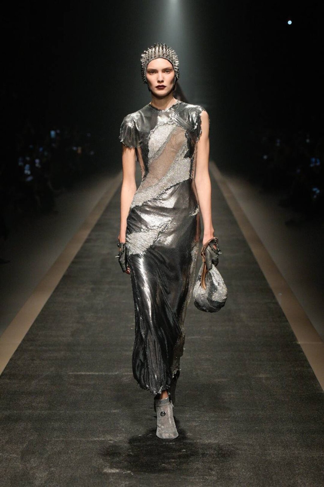 Рубрика «нам это надо»: металлик-платье Франкенштейна и купальный чепчик с шипами