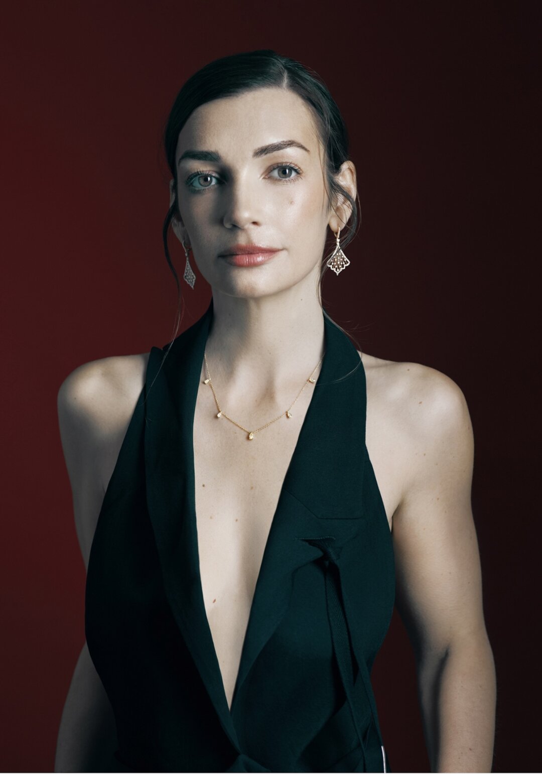 Серьги MERCURY, коллекция Miss Russia, колье MERCURY, коллекция Classic, топ JACOB LEE (все — ДЛТ)