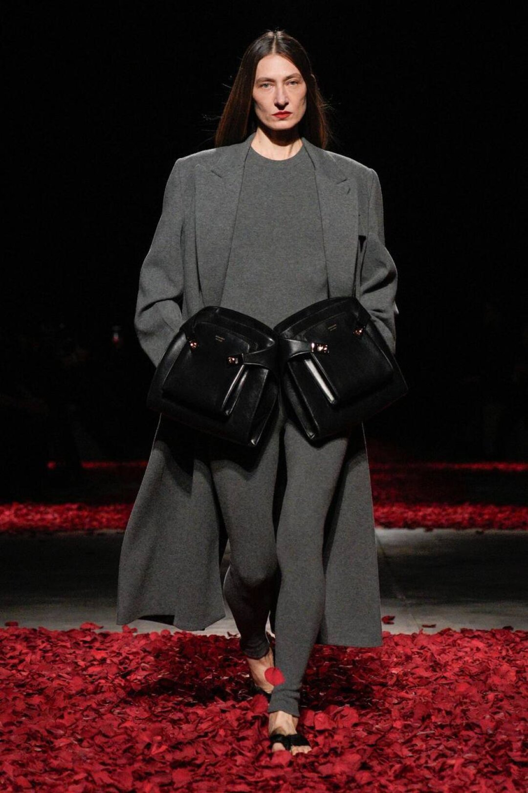 Аксессуарный хайлайт показа — поясные гранд-сумки (эффектно? да! удобно? неточно!)