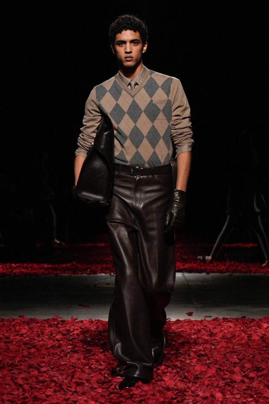 На случай важных переговоров — сочетаем аргайл-жилетку с гленчек-рубашкой и галстуком из той же ткани (клетка — это тренд!)