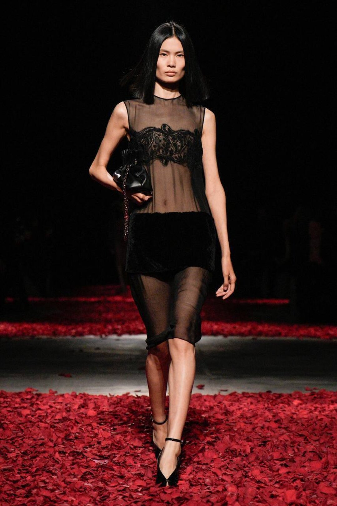 И носим их поверх трикотажных юбок и прозрачных платьев