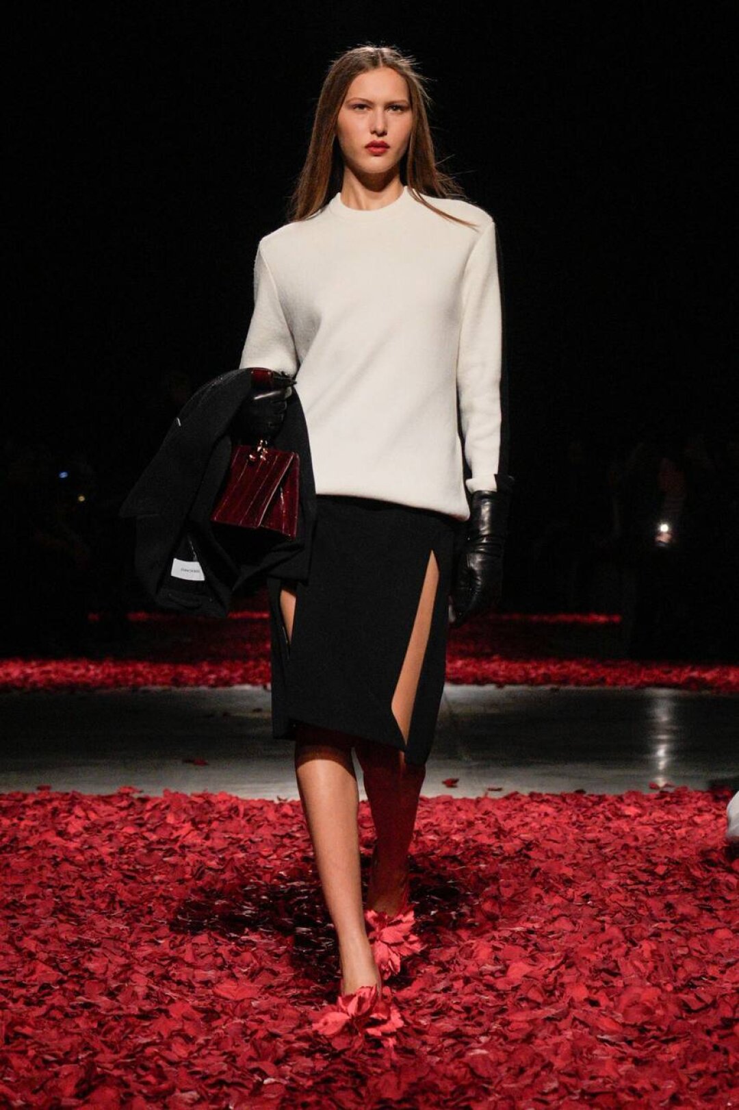 Разбавляем черно-белый образ алыми туфлями-бутонами