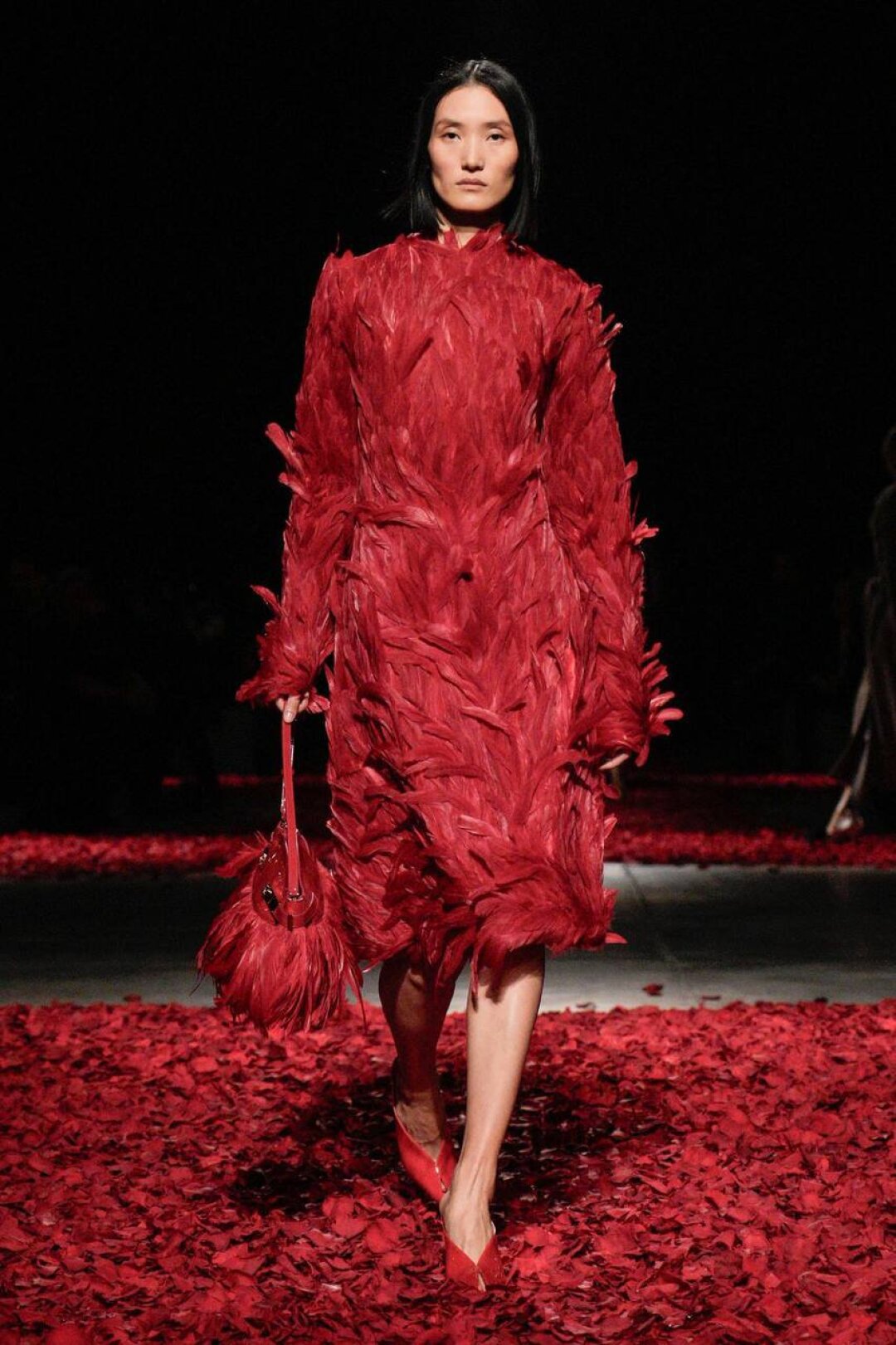 Рубрика «нам это надо»: пернатое комбо пальто и сумки