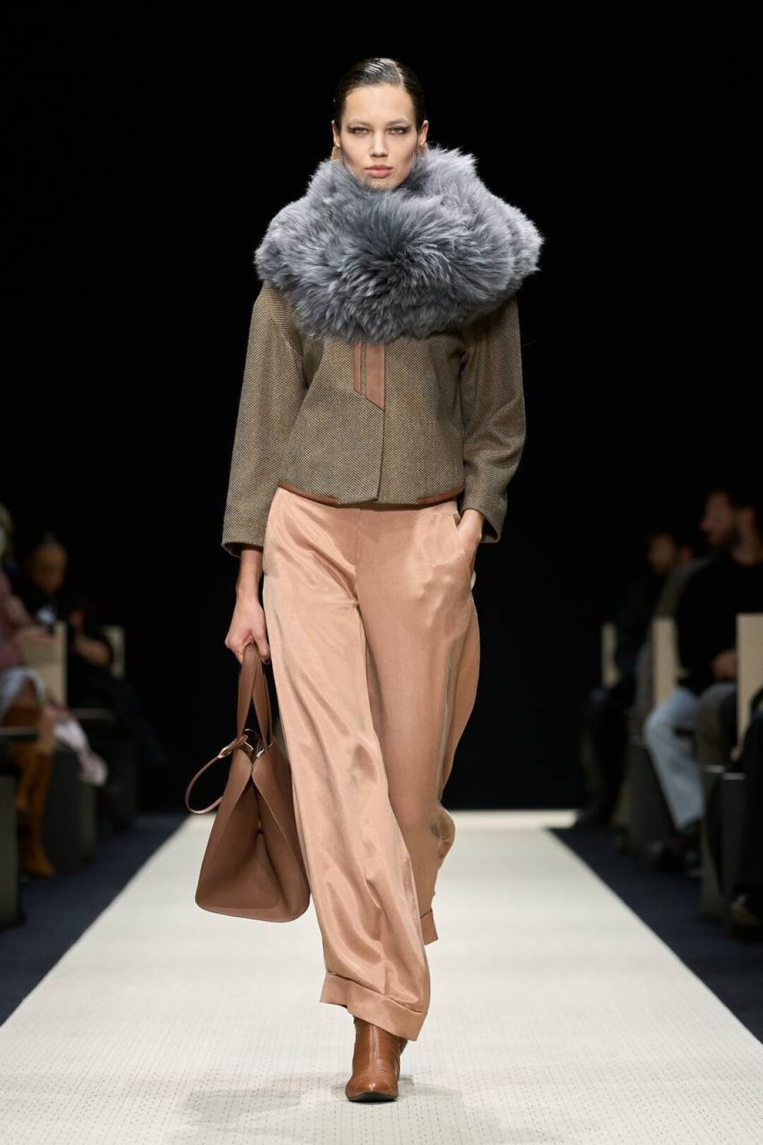 Осенне-зимний мастхэв — объемный пушистый воротник (носим с шерстяными жакетами и шелковыми брюками)