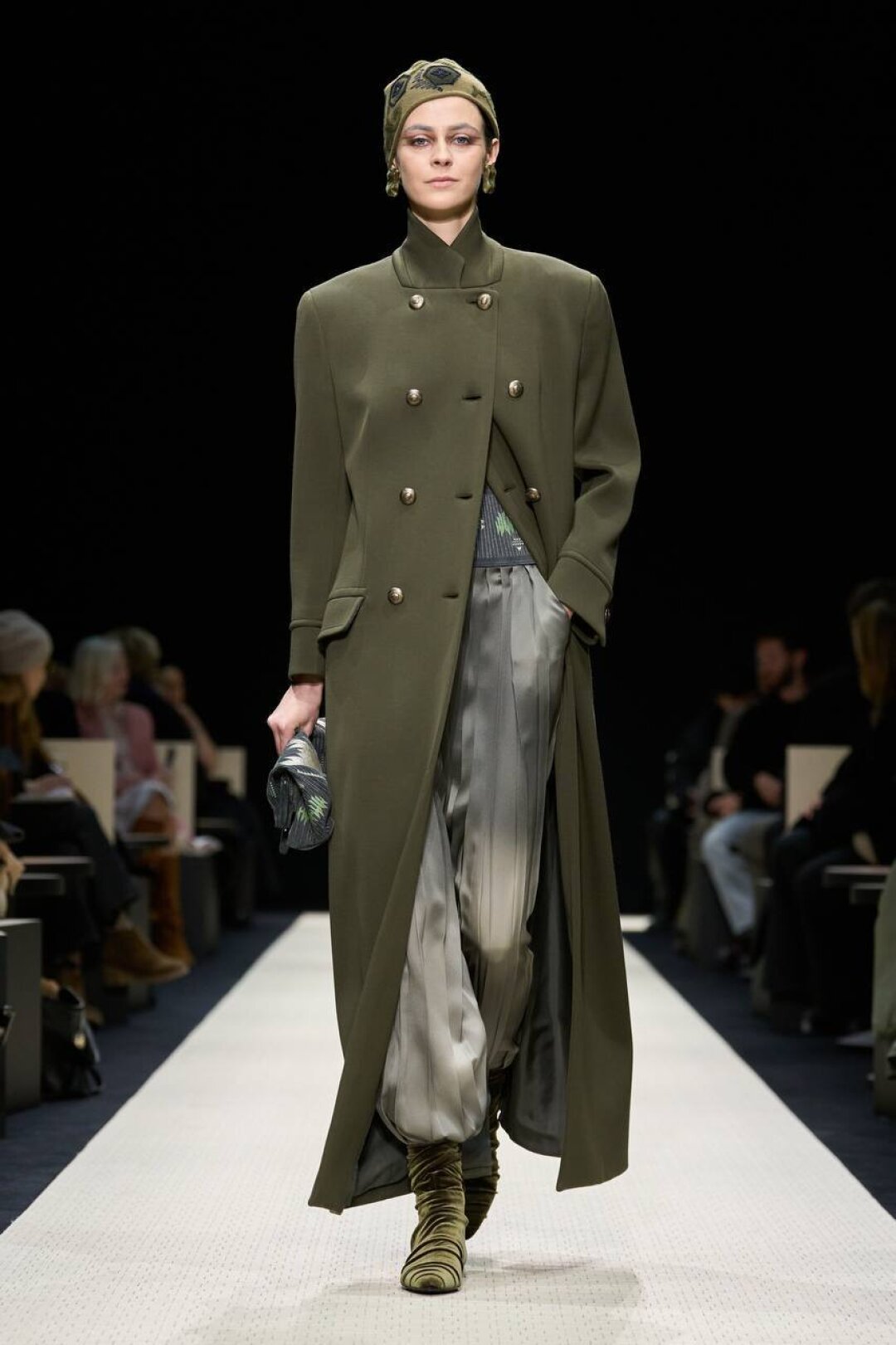 Рубрика «нам это надо»: чудесные черевички на плоской подошве, выполненные из шелка, бархата, а еще — украшенные вышивками и кристаллами