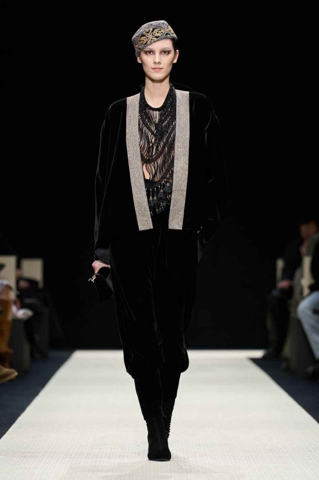 При желании меняем топ на массивное колье из бисера