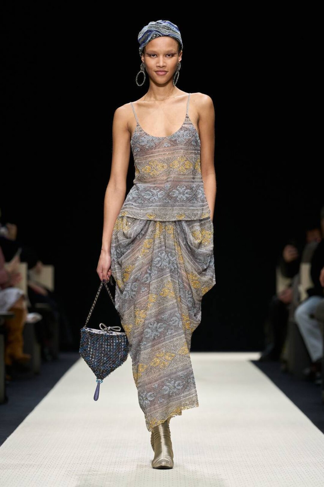 Не игнорируем головные уборы: в Giorgio Armani сочинили драгоценные тюбетейки, велюровые пилотки и декадентские чепчики