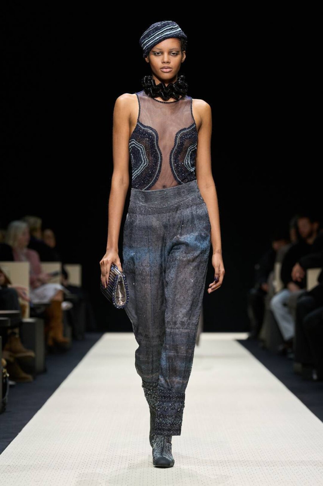 Изучаем фэшн-геммологию по методичке маэстро Армани: примеряем прозрачные топы с вышивкой в виде срезов драгоценных камней