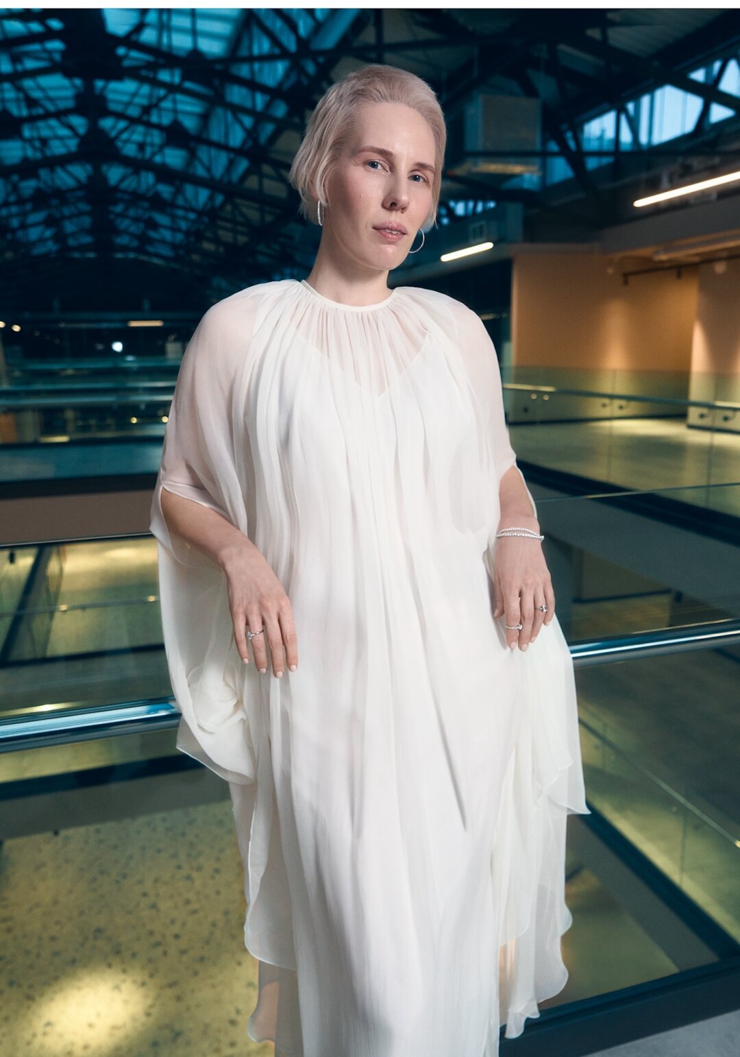 Серьги, кольца, браслеты MERCURY, коллекция Classic, платье MVST, сапоги MAAG (все — ДЛТ)