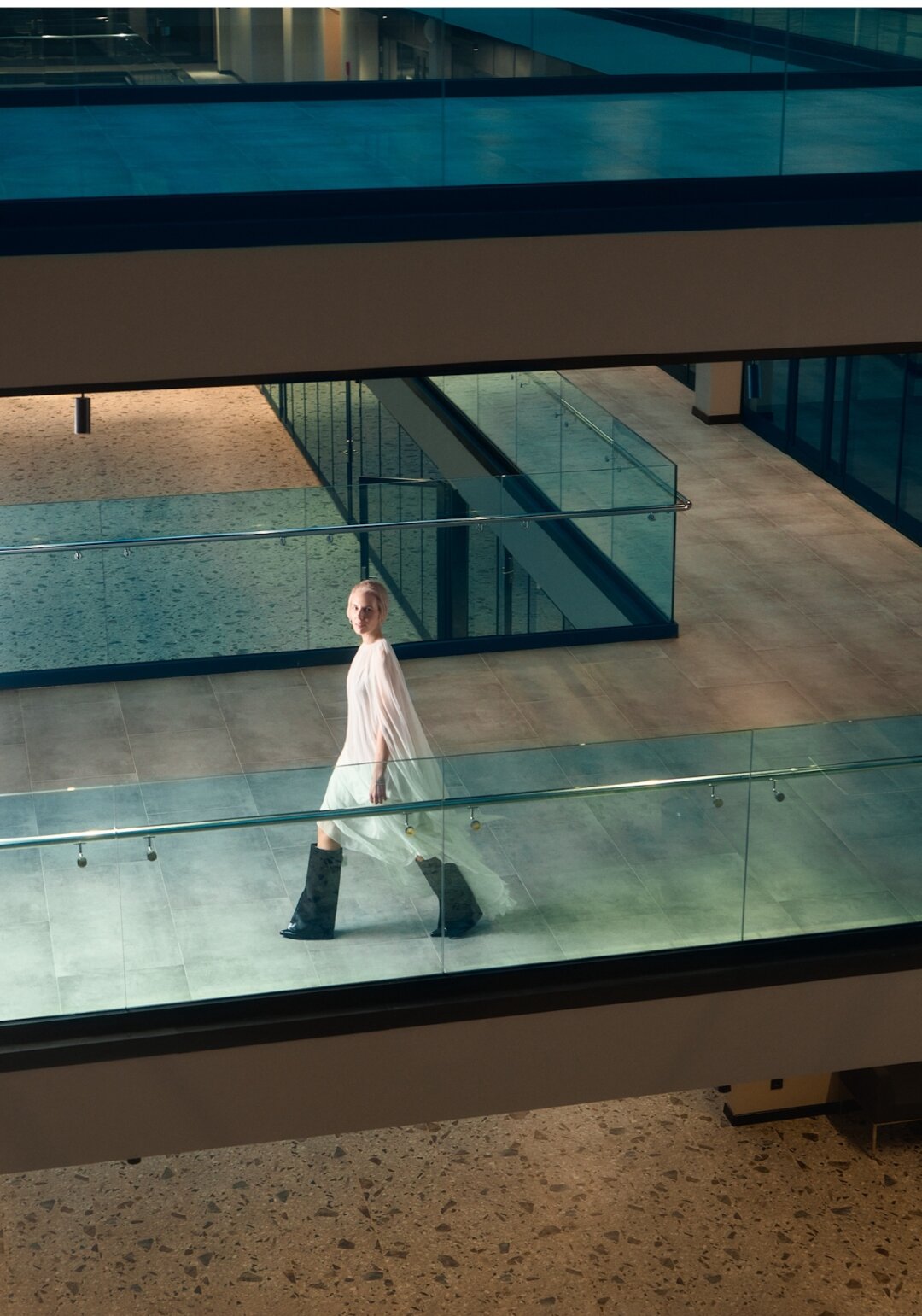 Серьги, кольца, браслеты MERCURY, коллекция Classic, платье MVST, сапоги MAAG (все — ДЛТ)