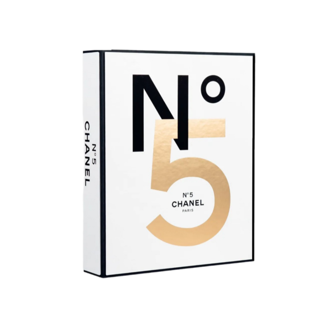 Книга «Chanel №5. Анатомия мифа. Архитектура легенды», «СЛОВО/SLOVO», 12 750 руб.