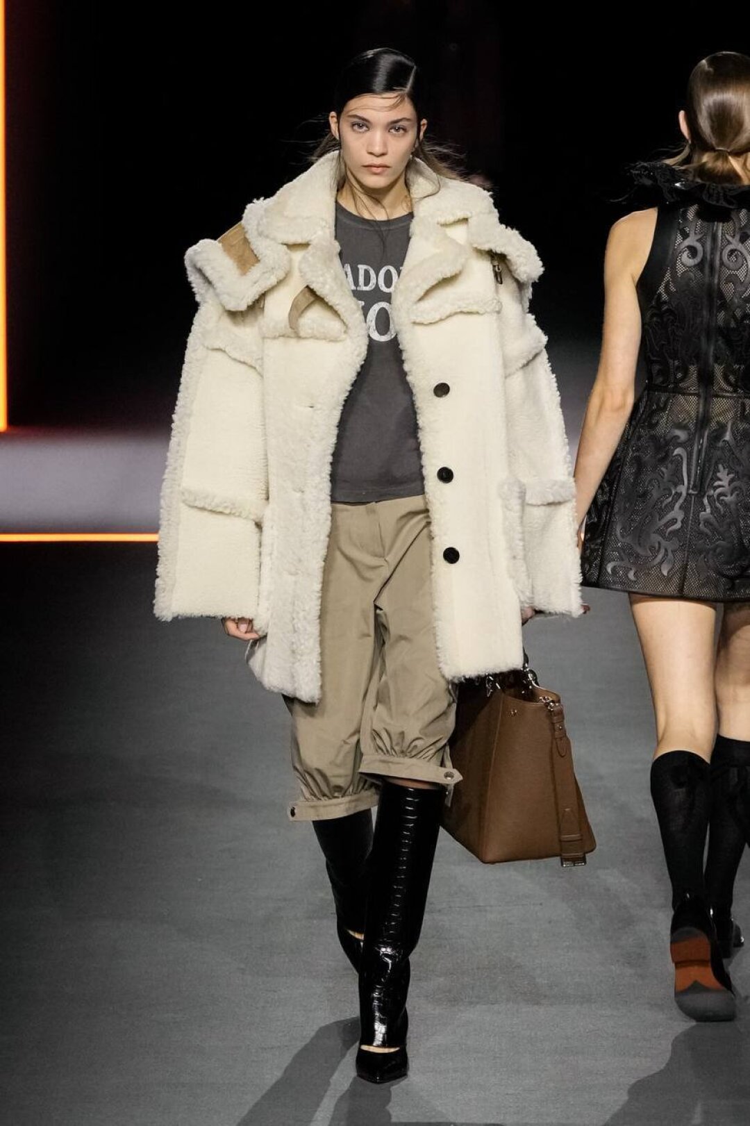 Главная обувь показа — гибриды сапог и туфель-лодочек