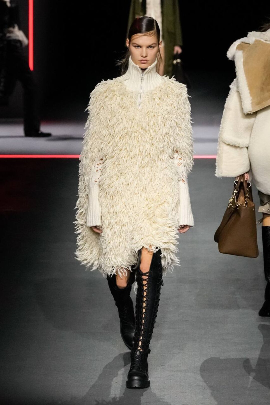 Рубрика «нам это надо»: мохнатый кардиган, который носим в качестве платья с высокими ботинками