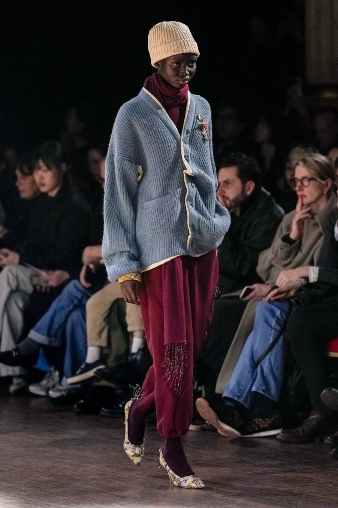 Кардиган с зарождающимися катышками, растянутые треники и первые попавшиеся туфли — узнаем себя в ближайшем супермаркете