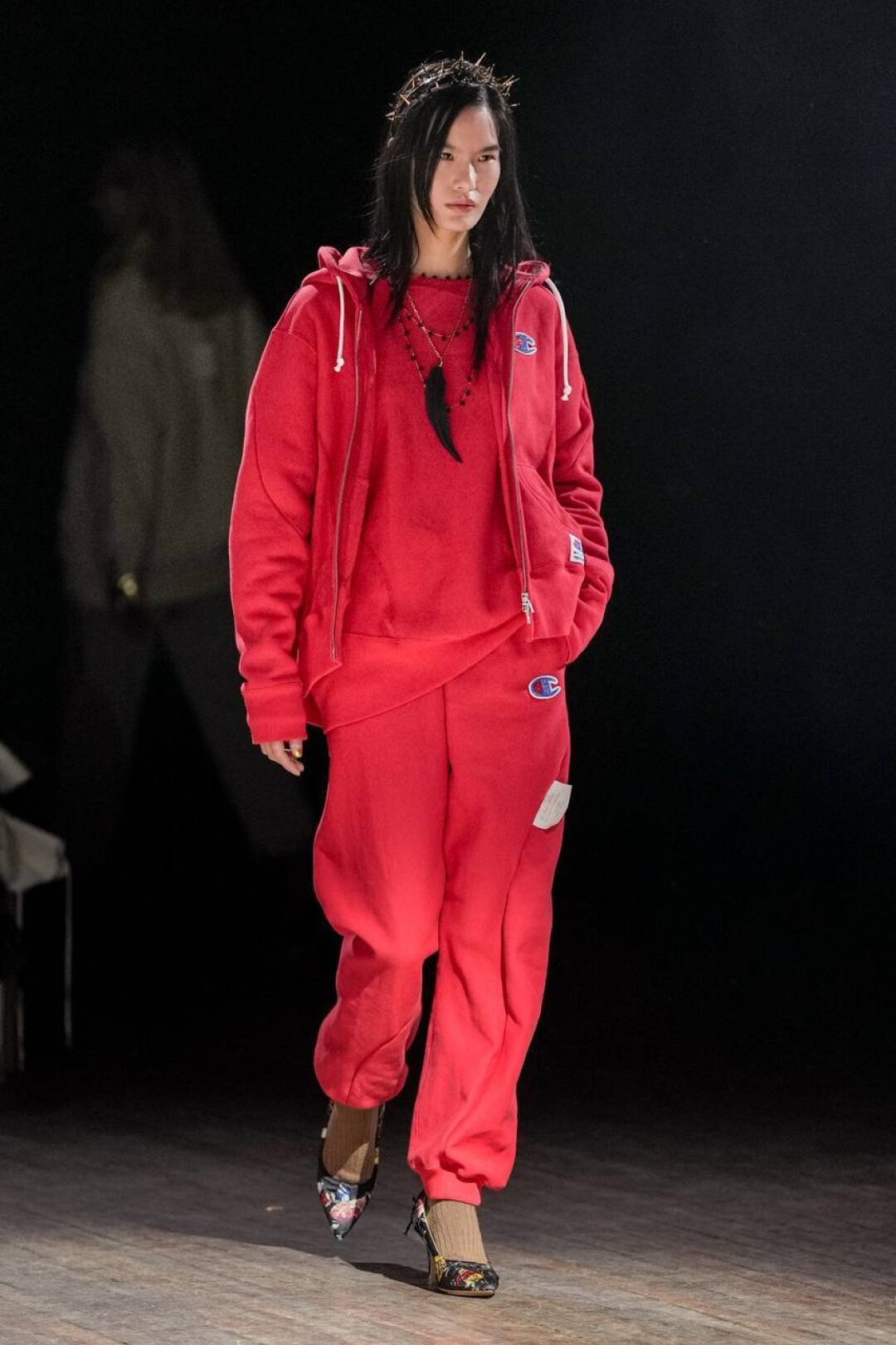 Следуем совету Джуна Такахаши и миксуем спортивные костюмы Champion c флористическими лодочками