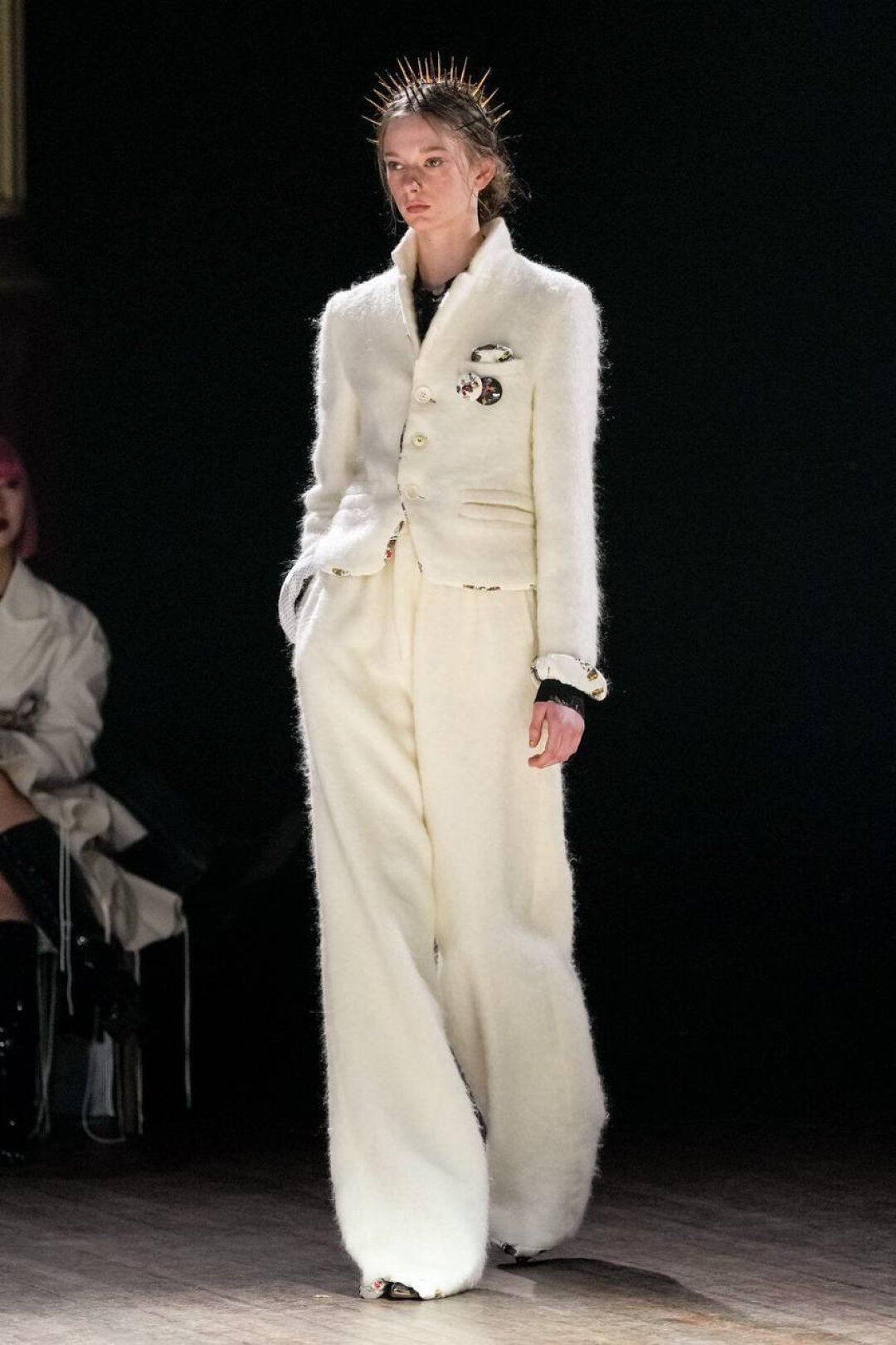 Мастхэв: мохнатая двойка Undercover, а еще лучше — в тандеме со значками из нулевых (фаны Blink-182 и Green Day здесь?)