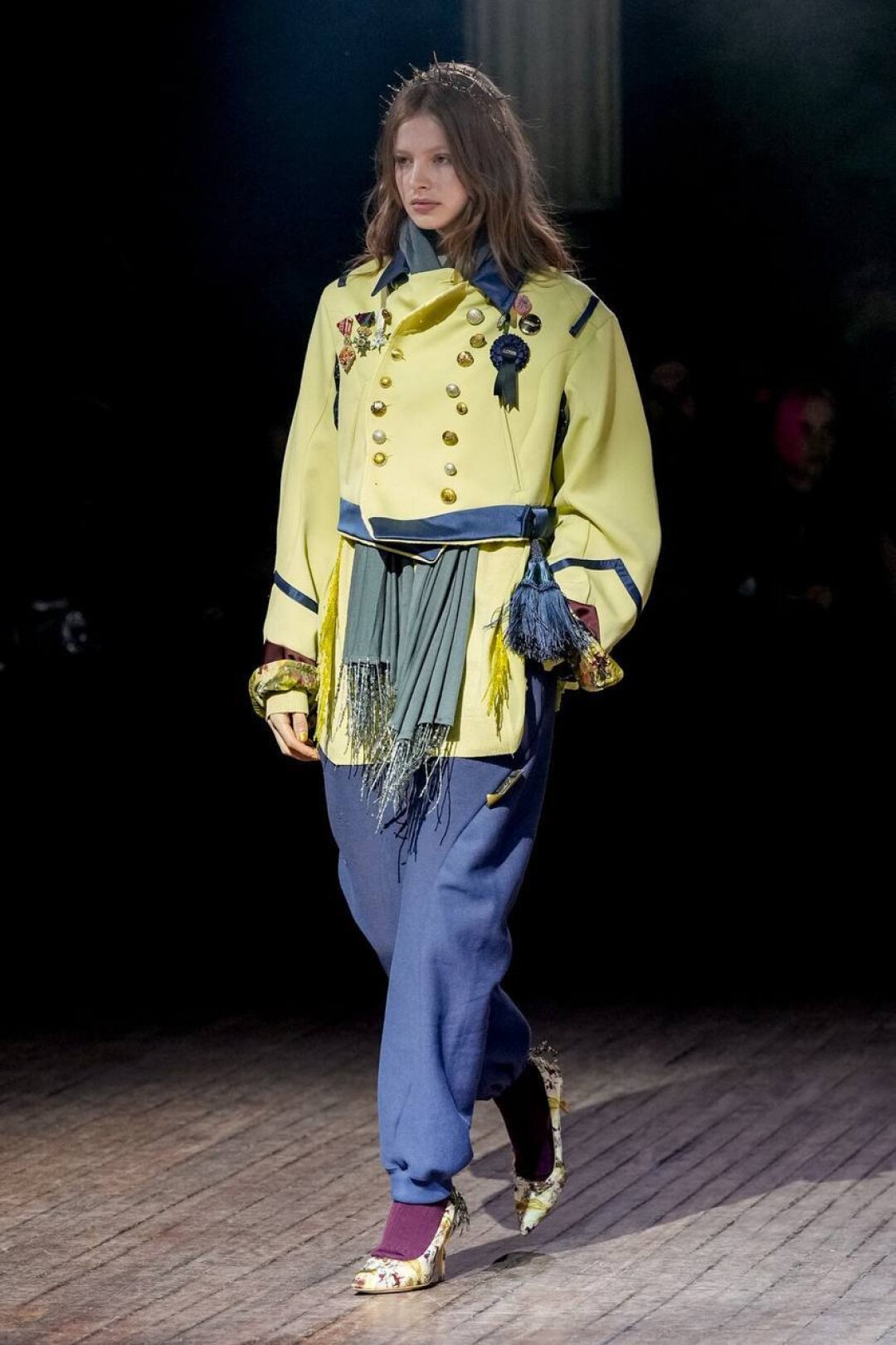 Стайлинг-трюк: кропнутая верхняя одежда + выглядывающий из-под низа шарф