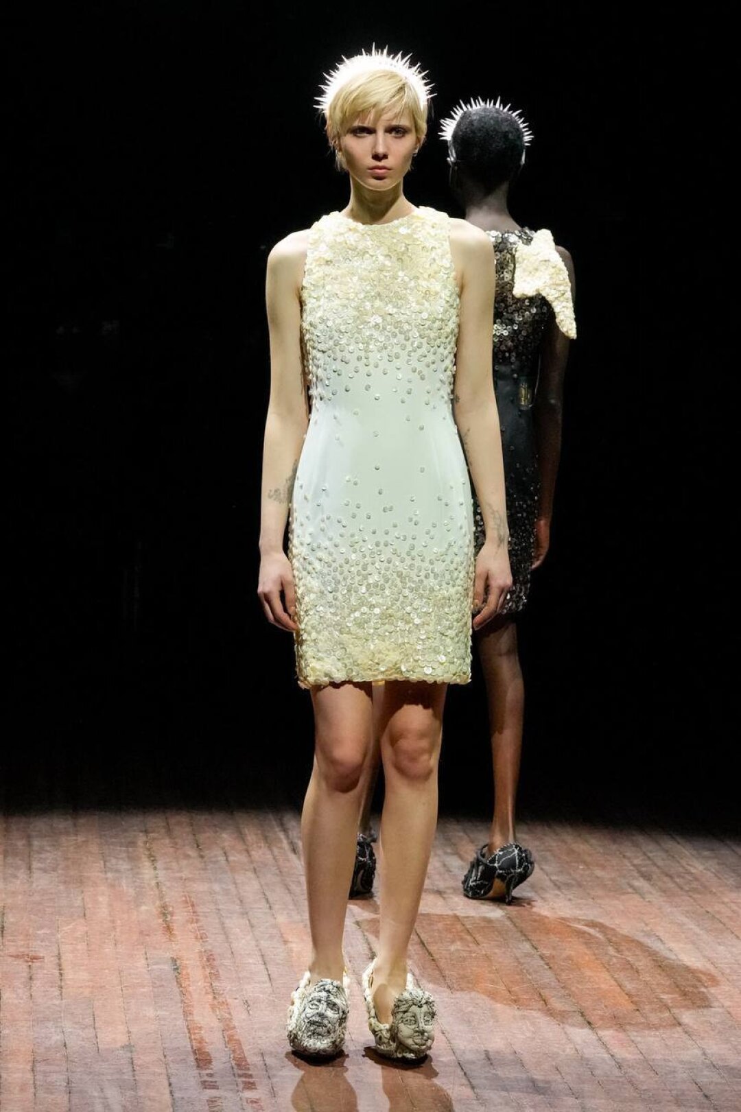 Арт+фэшн туфли с мягкими фигурками-лицами, созданные художницей Анн-Валери Дюпон