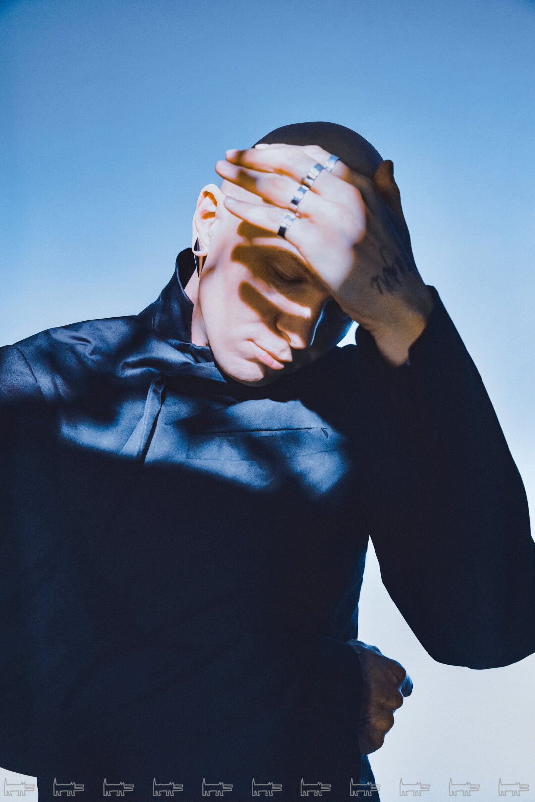 На Гоше: украшения GOSHA KARTSEV (Poison Drop), пиджак BALENCIAGA