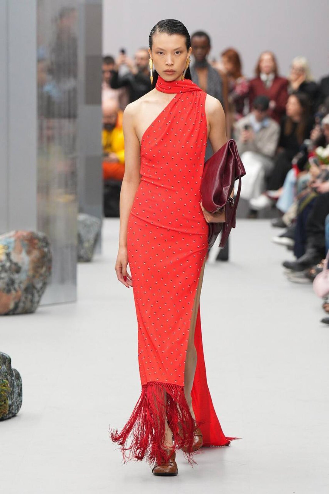 Примеряем сюрреалистичные серьги в виде дротиков в тандеме с гибридами лоферов и мюлей на каблуке