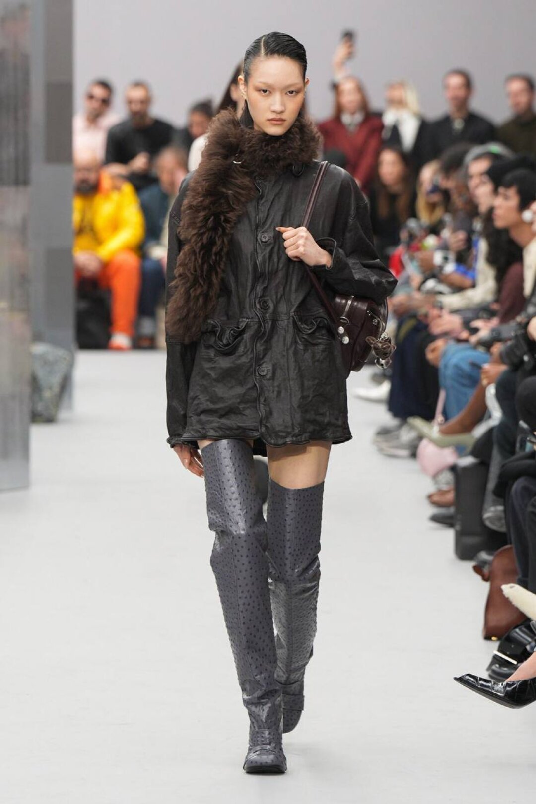 Пророчим страусиной коже (а точнее — ее имитации) статус тренда — увидели такую же на показе Stella McCartney в виде юбок и мотокурток