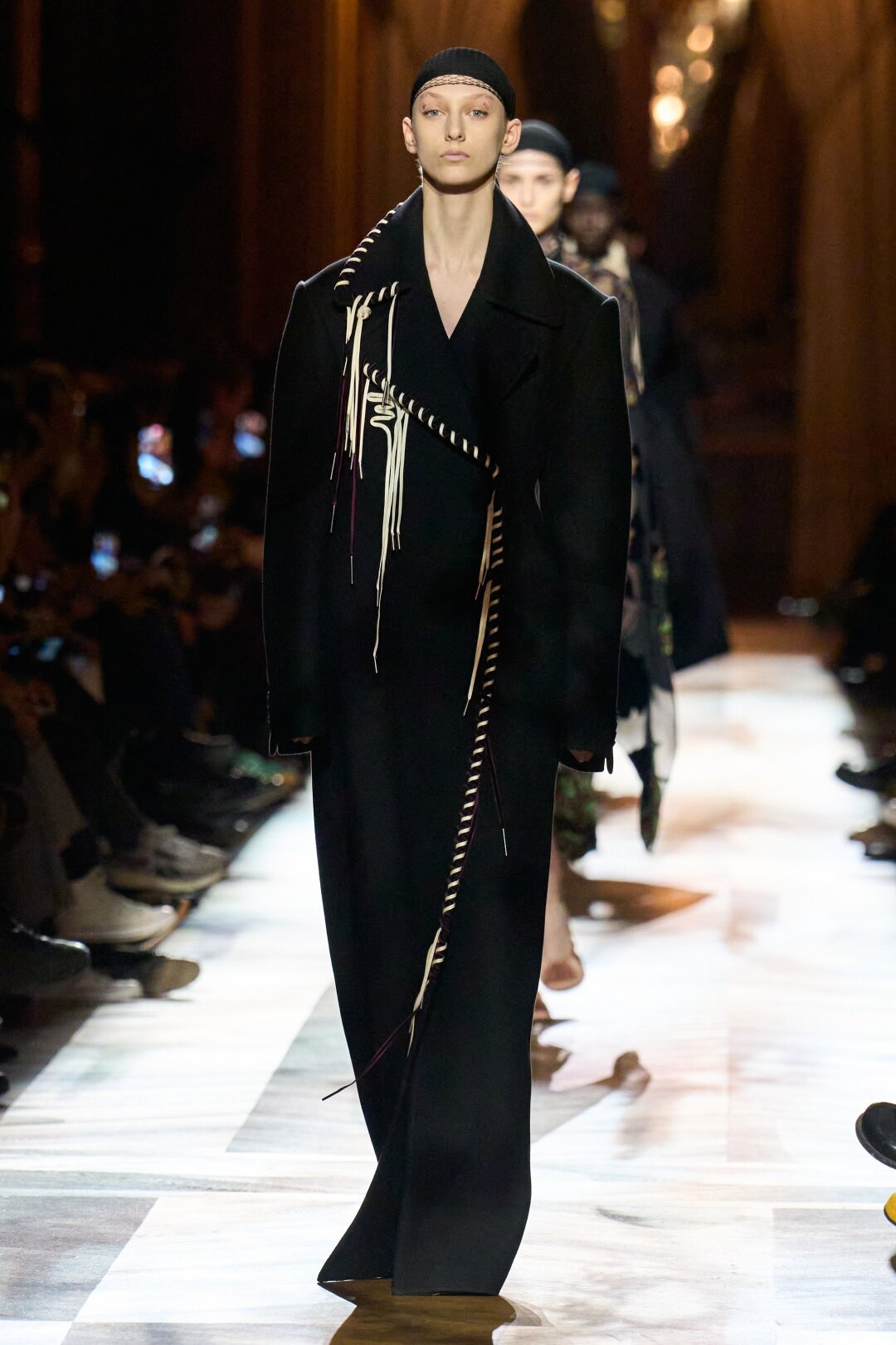 Сценический чепчик — ключевой аксессуар театральной коллекции Dries Van Noten, которому под силу заменить нам и купальные шапочки Prada, и морячки