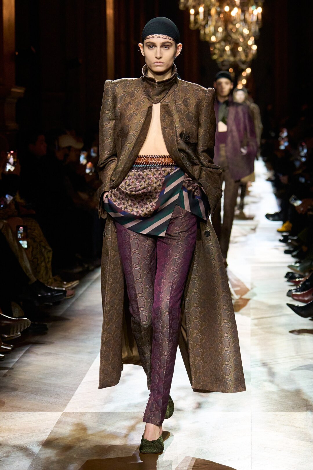 Фэшн-оттепель: носим пальто на голое тело