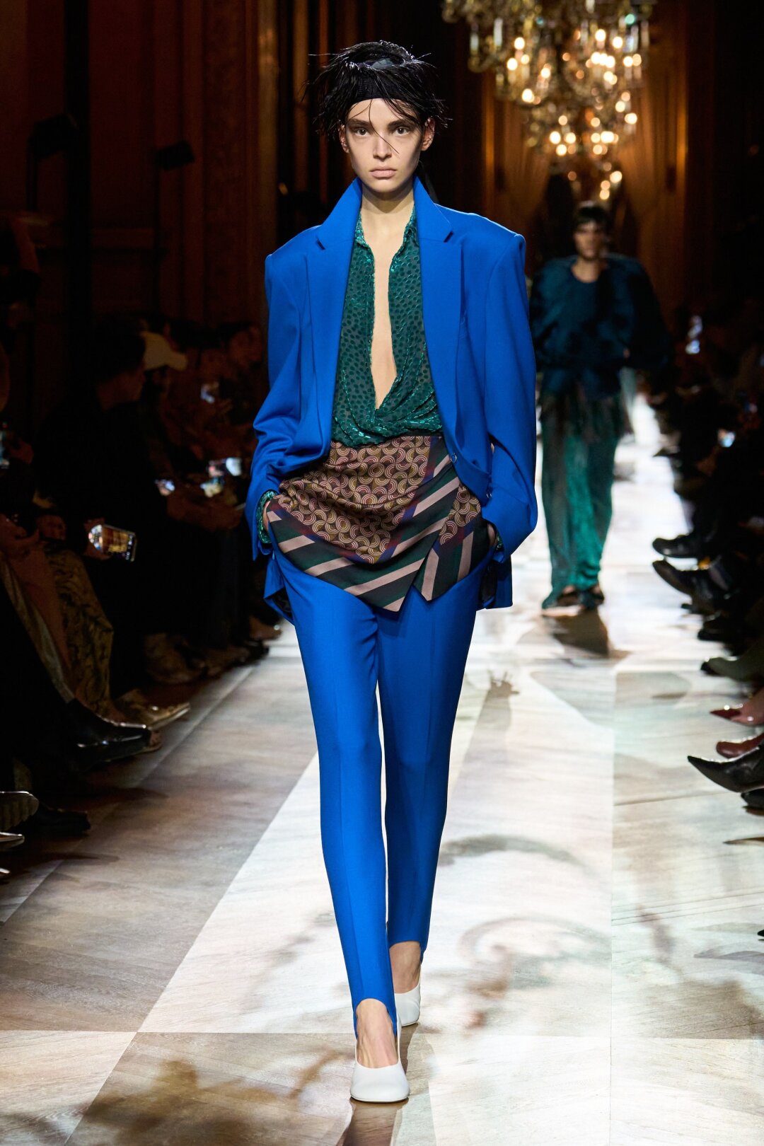 Российская модель Натали Пастухова в электрик-леггинсах на подиуме Dries Van Noten