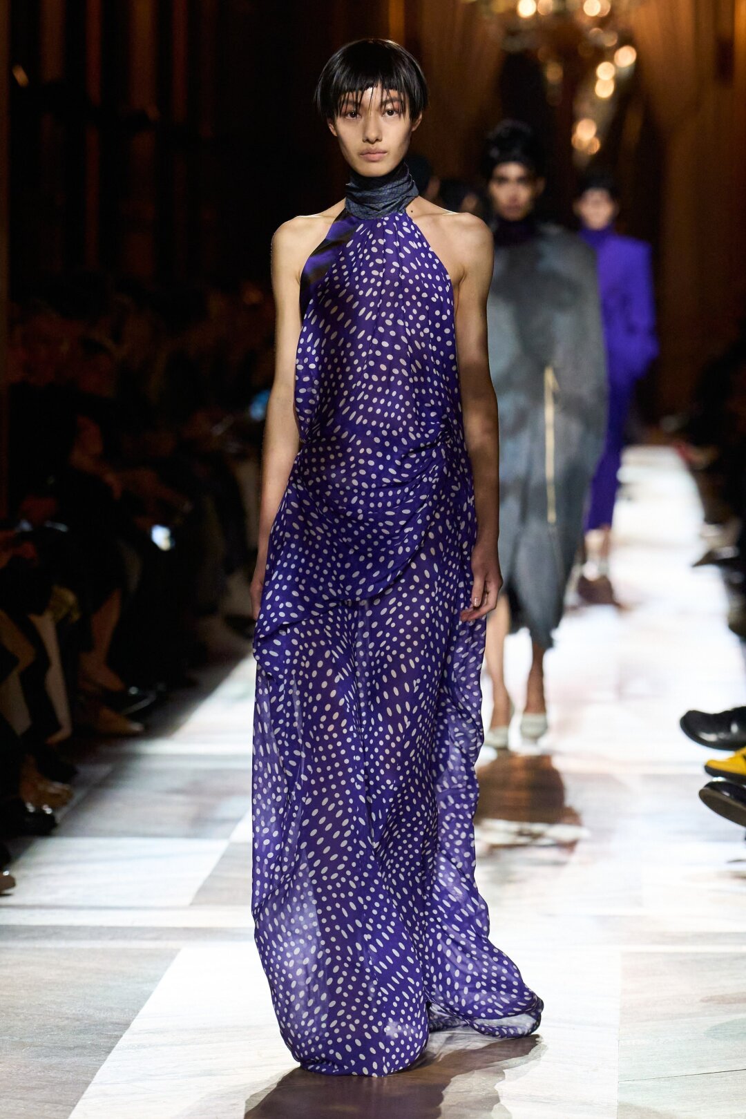 Мастхэв сезона — струящиеся платья-халтеры