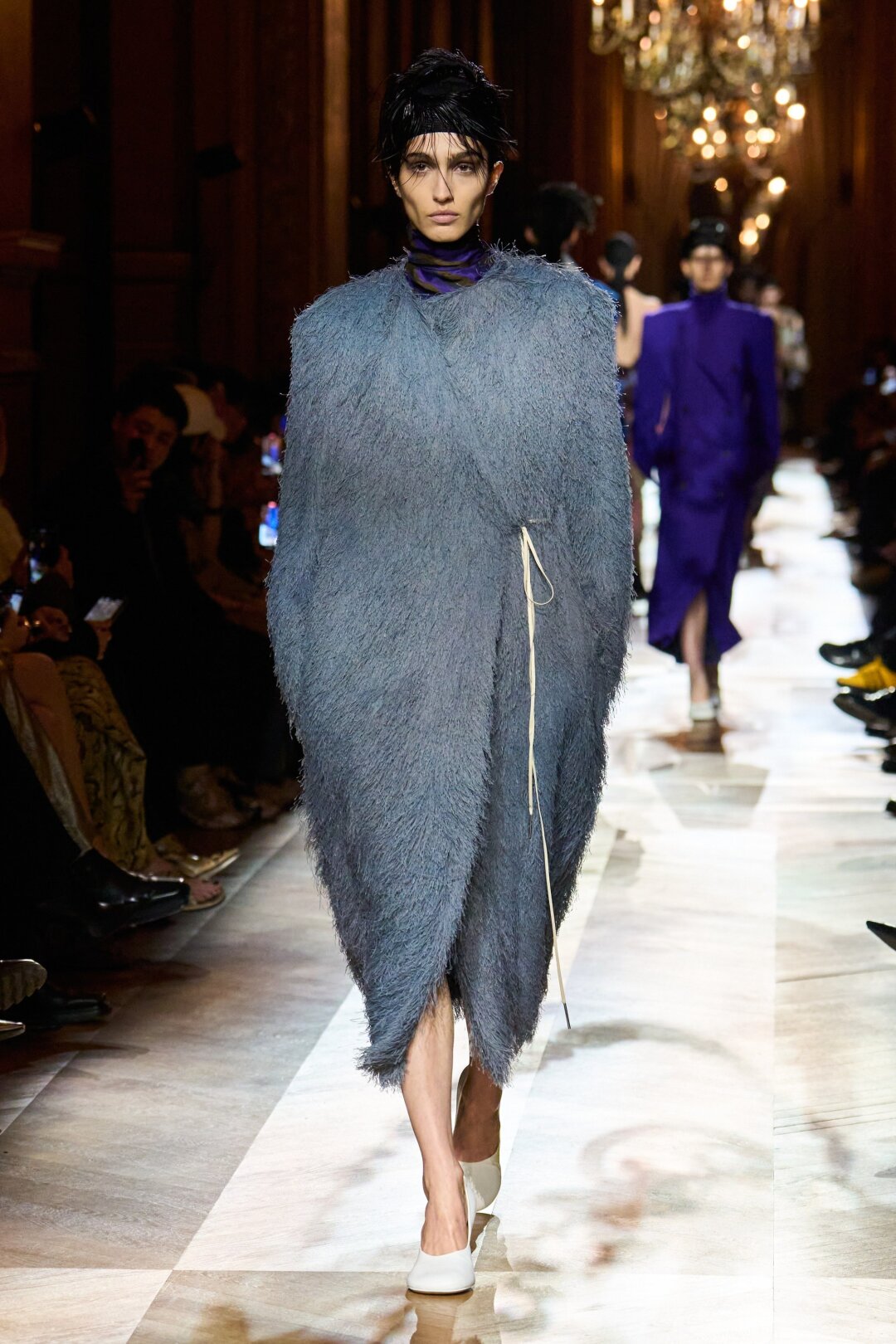 Вместо привычных массивных ремней Джулиан предлагает подвязывать жилетки и пушистые шубы тонкой тесьмой (ну шик!)