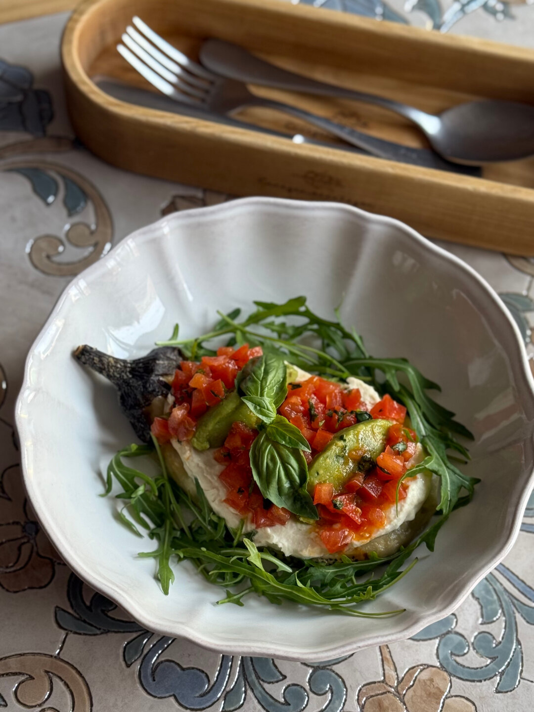 Печеный баклажан с хумусом, сальсой и гуакамоле