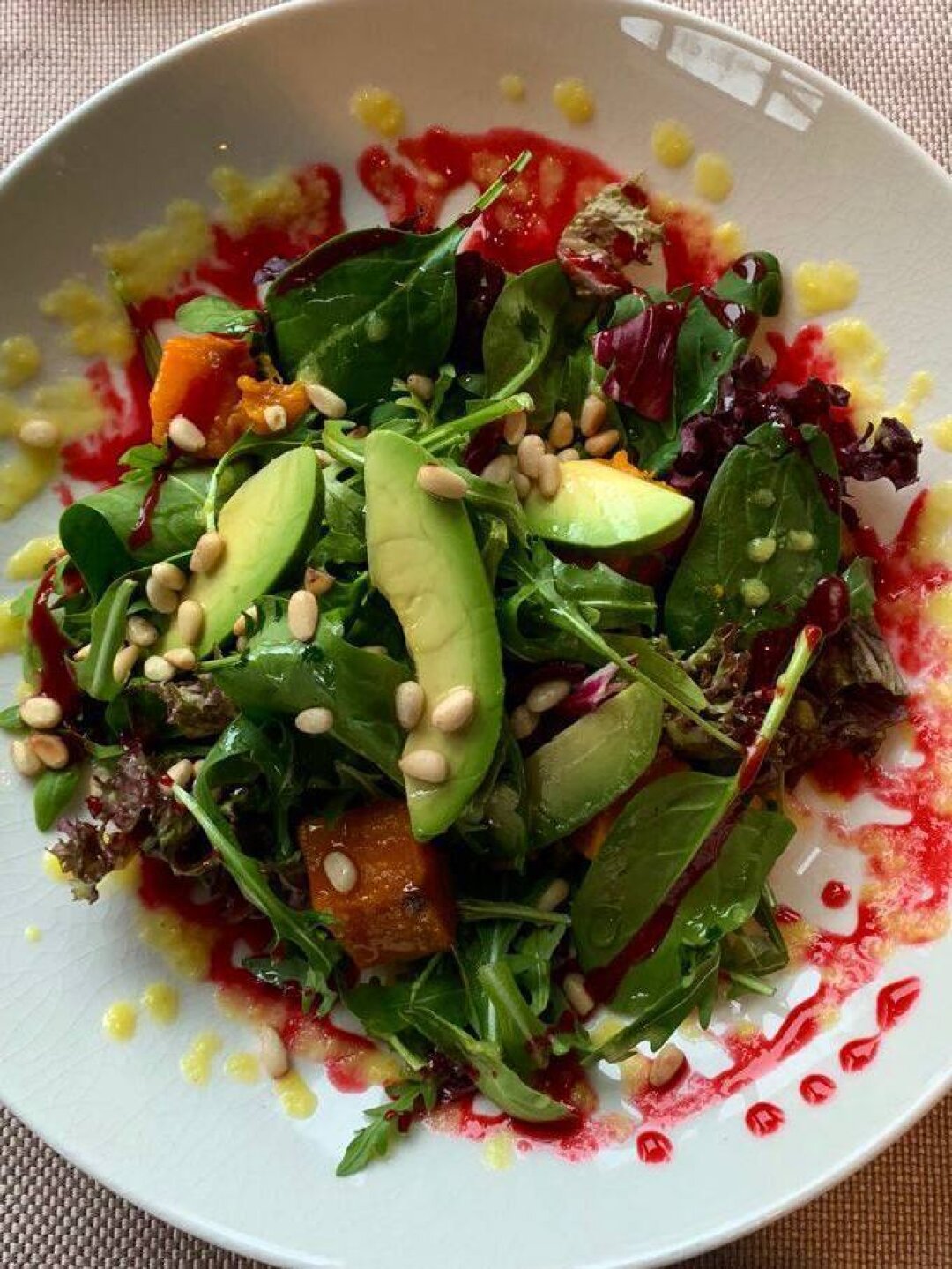 Салат с авокадо, печеной тыквой, зеленью