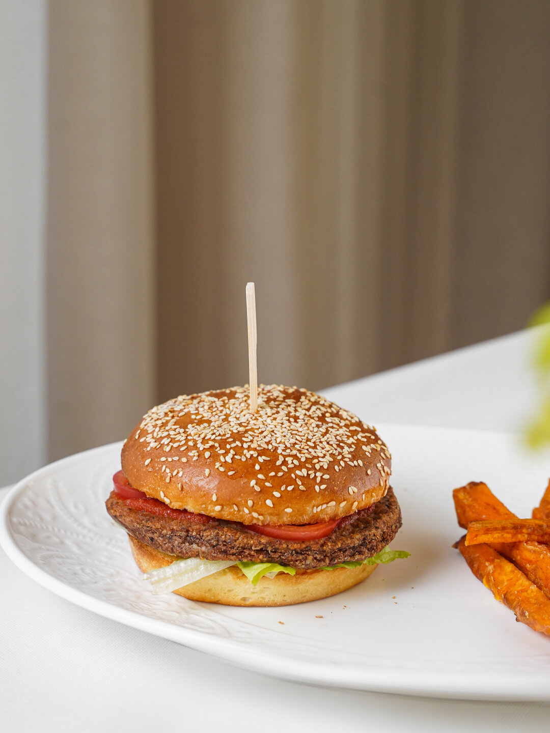 Постный бургер с бататом фри