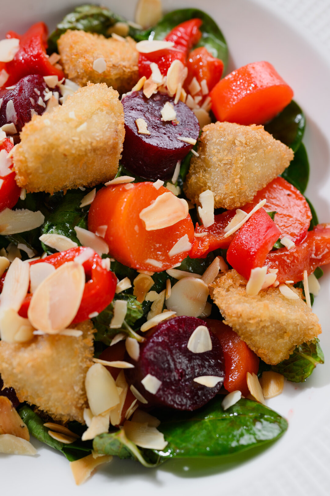 Салат с печеными овощами и хрустящим тофу