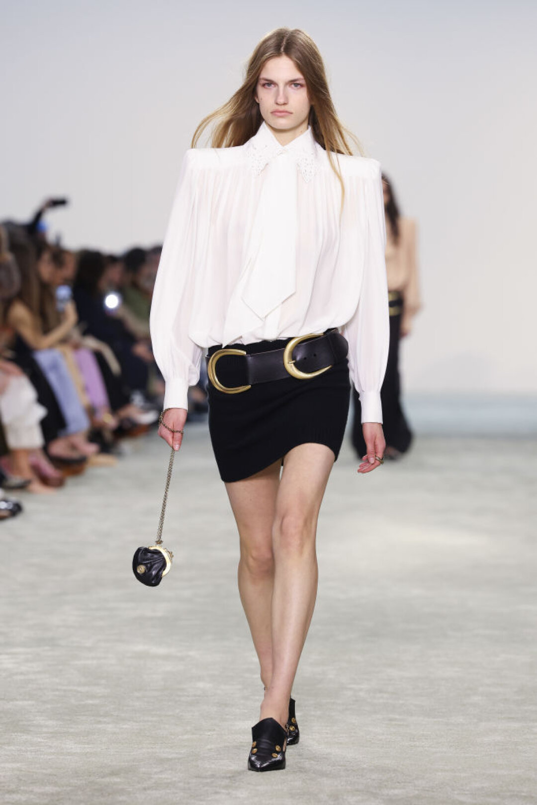 Фэшн-телепорт в 80-е: плечистые блузы, которую Чемена замиксовала с черной мини и широким ремнем с двойной «С» (пророчим статут it-аксессуара!)