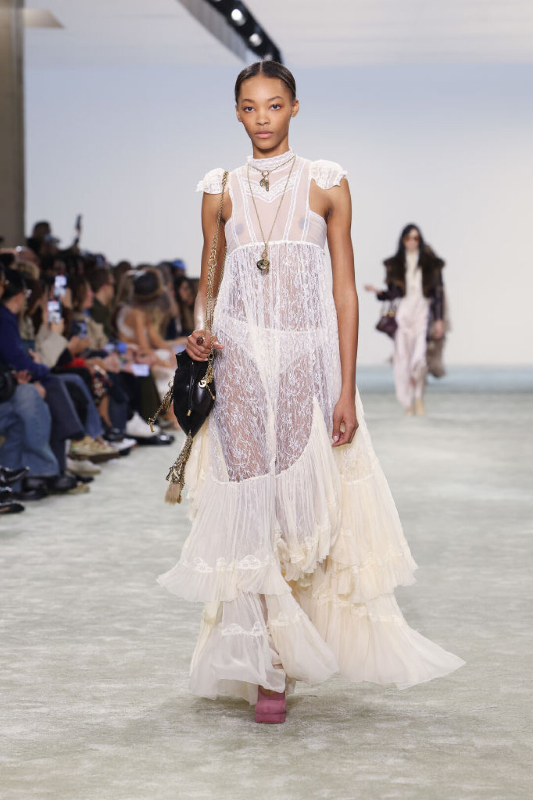 Полупрозрачное кружево и бохо-оборки на месте!