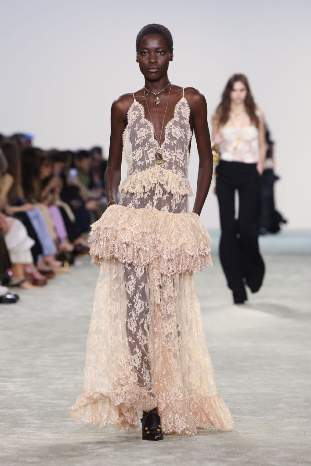 Худрук Chloe выдала свою версию трендовых басок: отшила платья с многоярусными ажурными оборками