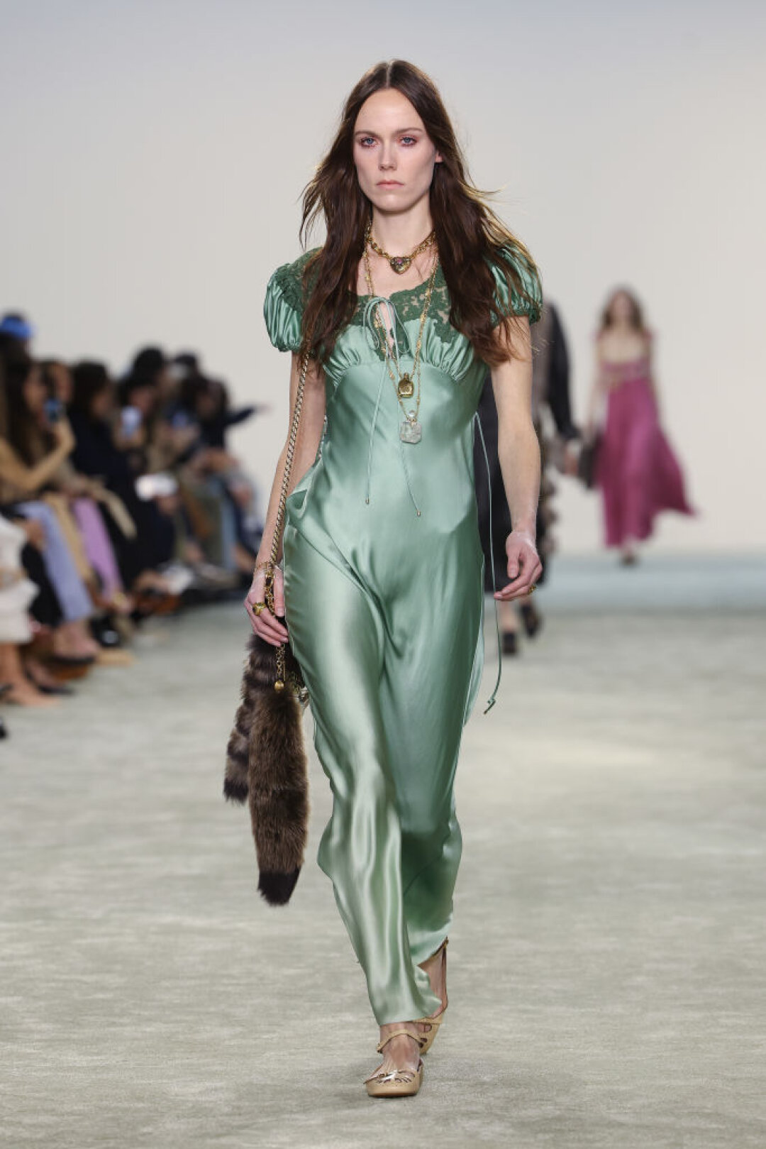 Привет из XIX века! Выгуливаем платья в стиле ампир с акцентным золотистым обвесом в виде колье, браслетов и колец