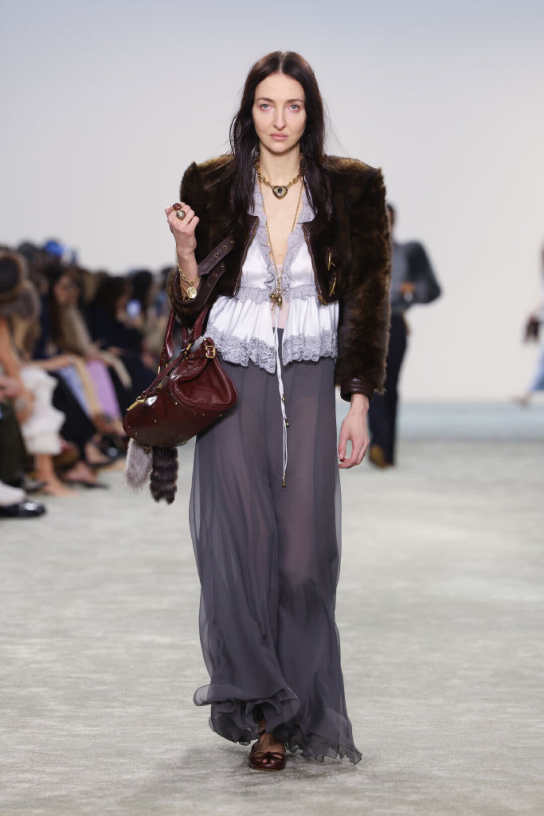 По примеру бьюти-редактора Тиш Вайншток примеряем кроп-шубки с застежками-ремнями