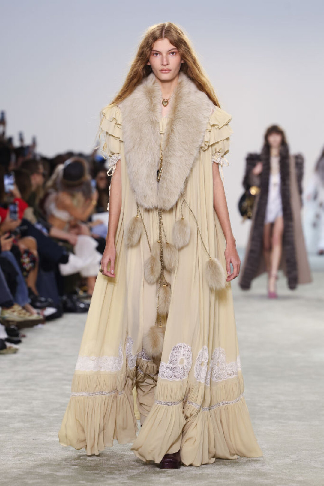 Мастхэв: горжетки с пушистыми подвесками-помпонами