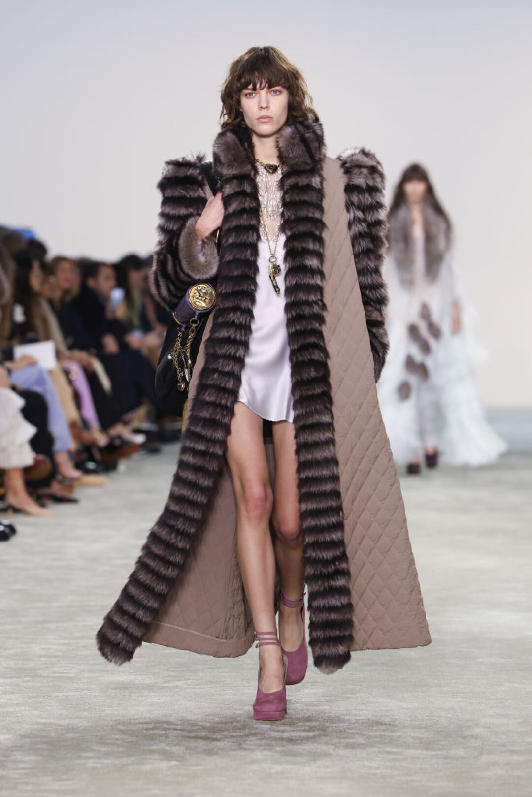 По совету Чемены Камали приспосабливаем мини-комбинации к холодам с помощью стеганого пальто с меховой отделкой