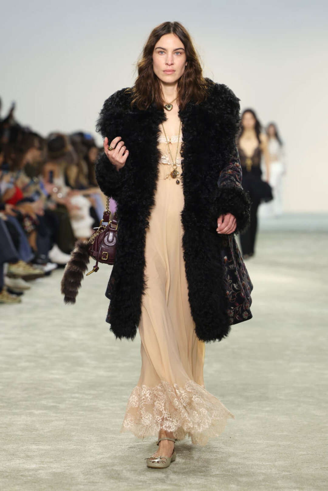 А Алекса Чанг напоминает о ретро-дубленках в стиле 70-х с кучерявым овечьим мехом