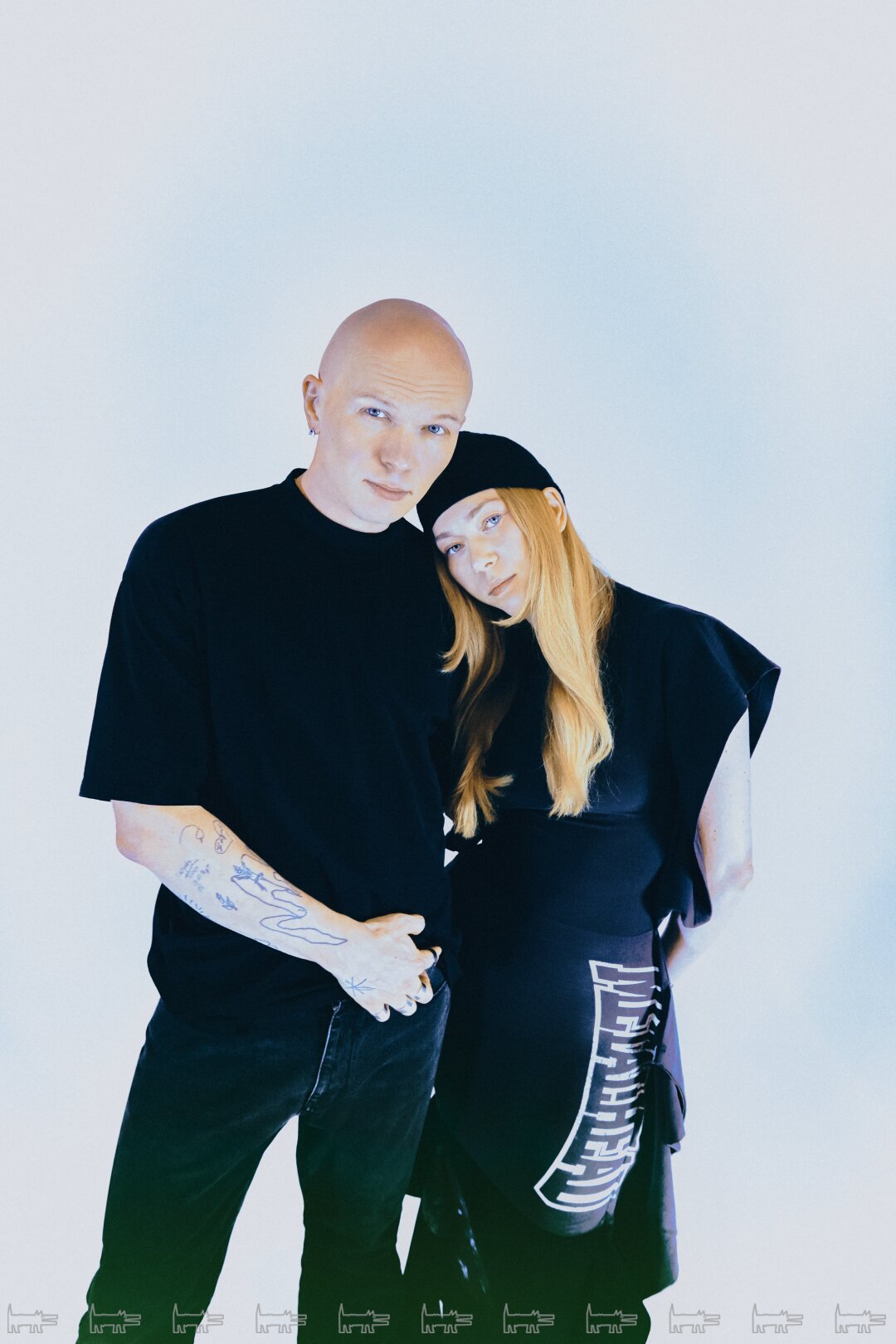 На Гоше: украшения GOSHA KARTSEV (Poison Drop), джинсы RAF SIMONS, ботинки BALENCIAGA На Юке: платье BALENCIAGA, шапка JIL SANDER, туфли KHAITE