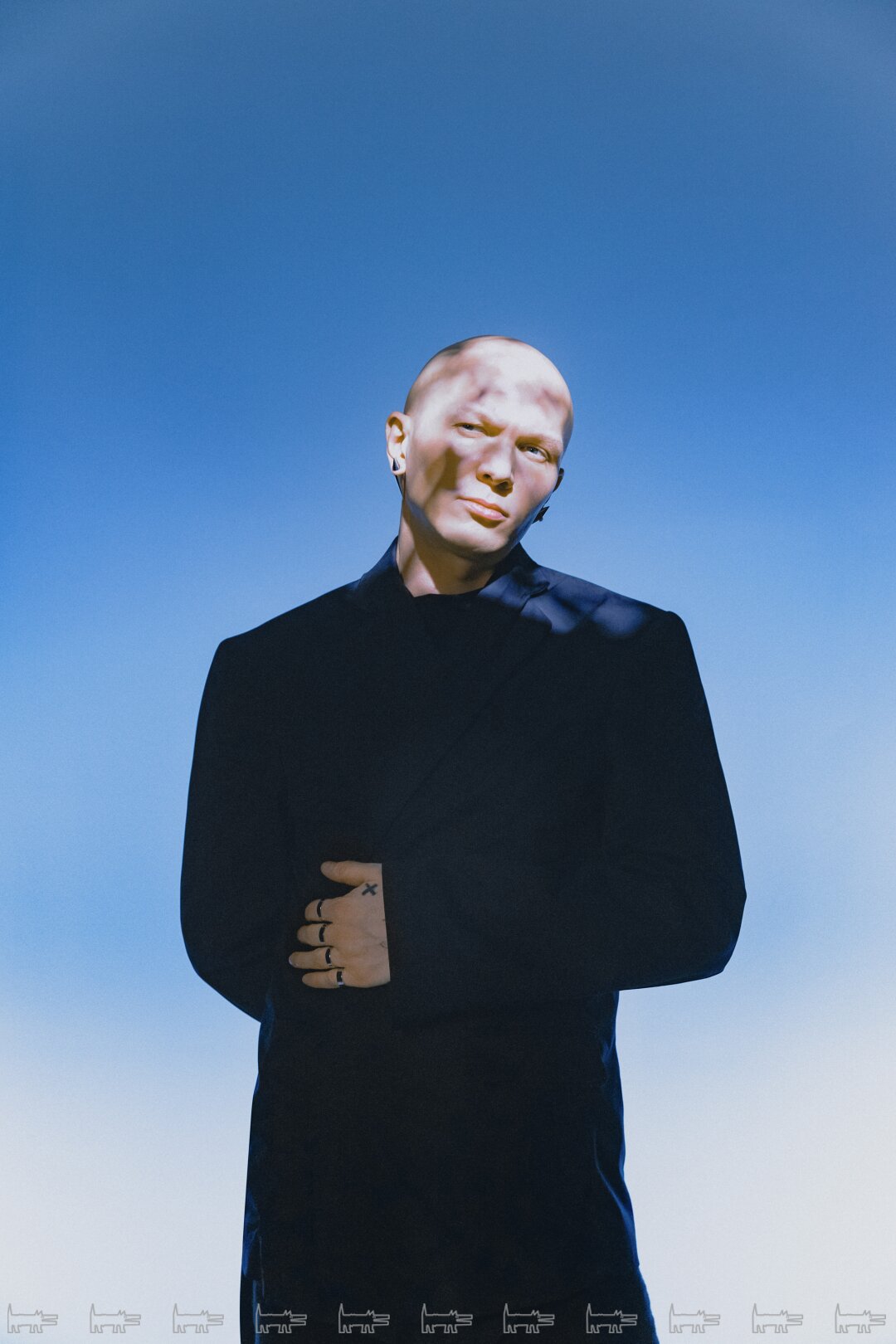 На Гоше: украшения GOSHA KARTSEV (Poison Drop), пиджак BALENCIAGA